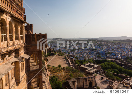 インド　ジョードプルのメヘラーンガル砦にある宮殿から望む旧市街の街並み 94092047