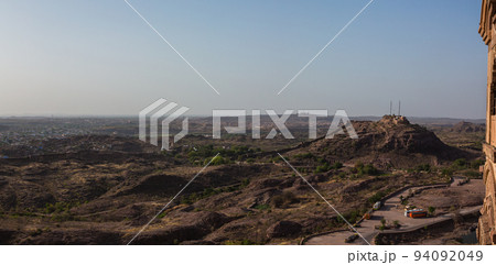 インド　ジョードプルのメヘラーンガル砦から見える風景 94092049