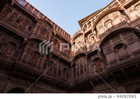 インド　ジョードプルのメヘラーンガル砦の宮殿の中庭からの風景 94092065