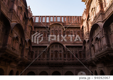 インド　ジョードプルのメヘラーンガル砦の宮殿の中庭からの風景 94092067
