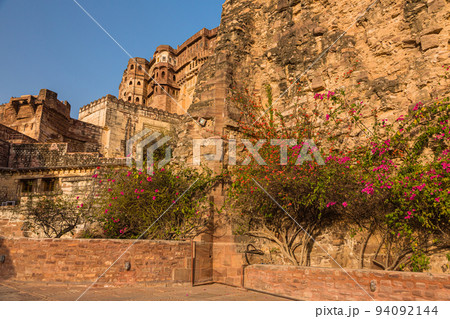 インド ジョードプルのメヘラーンガル砦の城壁 インド ジョードプルのメヘラーンガル砦の城壁 94092144