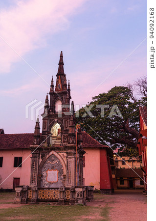 インド　コーチの夕暮れの街並み 94092168