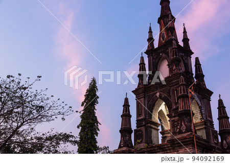 インド　コーチの夕暮れの街並み 94092169