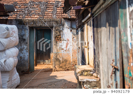 インド　コッラムの路地風景 94092179