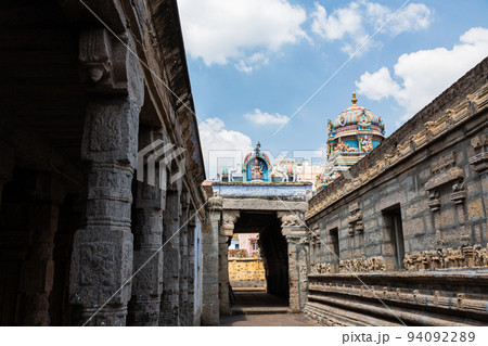 インド マドゥライの街中にあるミーナークシ寺院 インド マドゥライの街中にあるミーナークシ寺院 94092289