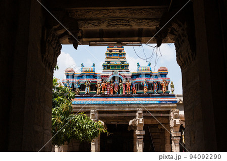 インド マドゥライの街中にあるミーナークシ寺院 インド マドゥライの街中にあるミーナークシ寺院 94092290