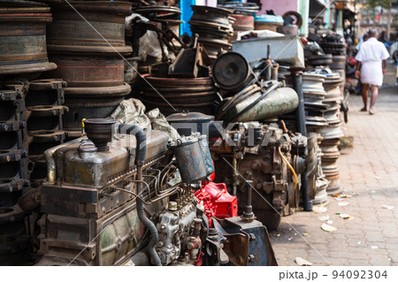 インド マドゥライの街中にある鉄工場 インド マドゥライの街中にある鉄工場 94092304