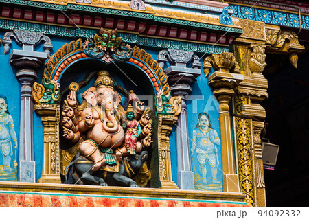 インド マドゥライの街中にあるミーナークシ寺院の東門 インド マドゥライの街中にあるミーナークシ寺院の東門 94092332