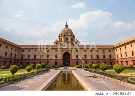 インド　ニューデリーにある内務省の建物 94092337