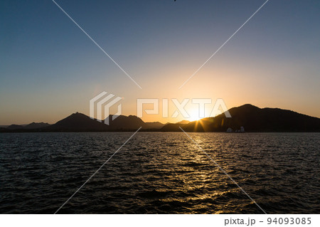 インド　ウダイプルのフェイ・サガー・レイクと湖に浮かぶウダイプル・ソーラー天文台 94093085