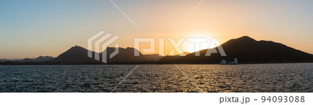 インド　ウダイプルのフェイ・サガー・レイクと湖に浮かぶウダイプル・ソーラー天文台 94093088