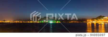 インド　ウダイプルのフェイ・サガー・レイクの夜景 94093097