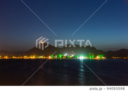 インド　ウダイプルのフェイ・サガー・レイクの夜景 94093098
