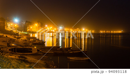 インド ヴァラナシの聖なるガンジス川沿いの夜景 インド ヴァラナシの聖なるガンジス川沿いの夜景 94093118