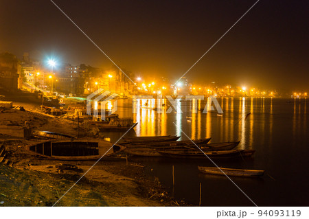 インド　ヴァラナシの聖なるガンジス川沿いの夜景 94093119