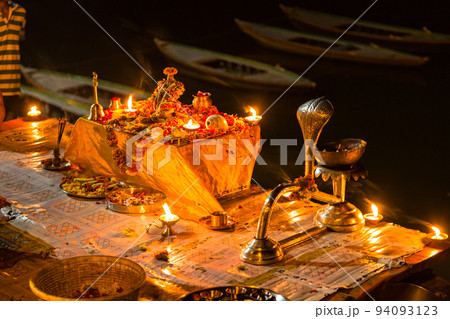 インド　ヴァラナシの夜のダシャシュワメード・ガートで行われている礼拝プジャーで使われたお供え物 94093123