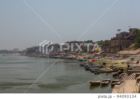 インド ヴァラナシの聖なるガンジス川沿いの風景 インド ヴァラナシの聖なるガンジス川沿いの風景 94093134