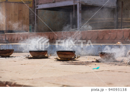 インド　ヴァラナシのガンジス川沿いのガードで焚かれている火鉢 94093138
