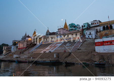 インド　ヴァラナシの早朝のガンジス川とジャイン・ガット 94093275