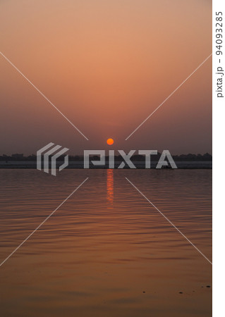 インド ヴァラナシの早朝のガンジス川と朝日でオレンジ色に染まった空 インド ヴァラナシの早朝のガンジス川と朝日でオレンジ色に染まった空 94093285