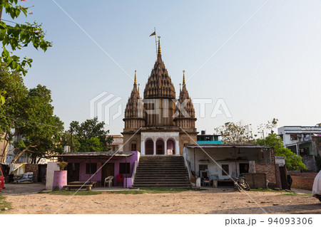 インド ヴァラナシの市街地にある寺院 インド ヴァラナシの市街地にある寺院 94093306