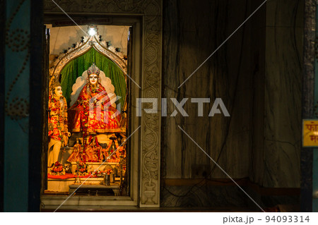 インド　ヴァラナシの市街地にあるトゥルシー・マーナス寺院の礼拝堂内 94093314