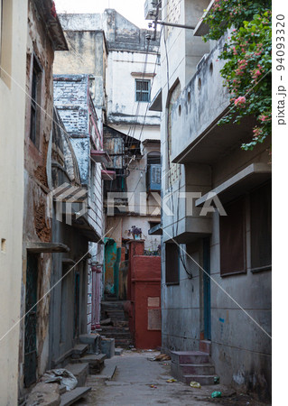 インド　ヴァラナシの市街地の路地裏の街並み 94093320
