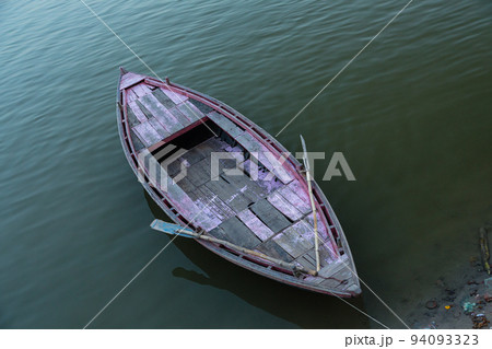 インド ヴァラナシのガンジス川に浮かぶボート インド ヴァラナシのガンジス川に浮かぶボート 94093323