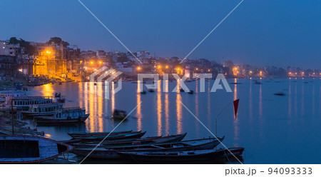 インド　ヴァラナシの聖なるガンジス川沿いの夜景 94093333