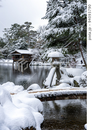 冬の金沢旅行　新雪が積もった観光名所の兼六園 94093790