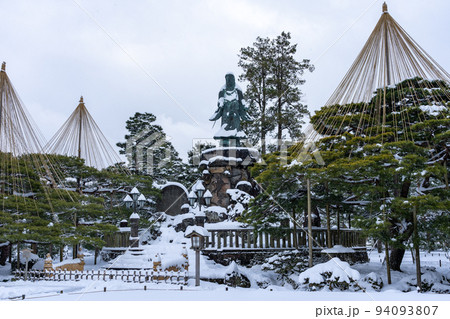 冬の金沢旅行 新雪が積もった観光名所の兼六園 冬の金沢旅行 新雪が積もった観光名所の兼六園 94093807