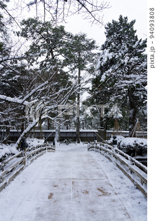 冬の金沢旅行 新雪が積もった観光名所の兼六園 冬の金沢旅行 新雪が積もった観光名所の兼六園 94093808