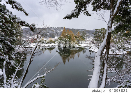 冬の金沢旅行 新雪が積もった観光名所の兼六園 冬の金沢旅行 新雪が積もった観光名所の兼六園 94093821