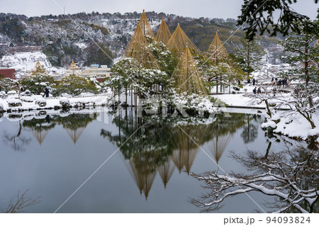 冬の金沢旅行 新雪が積もった観光名所の兼六園 冬の金沢旅行 新雪が積もった観光名所の兼六園 94093824