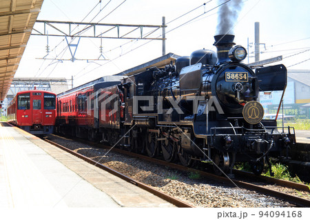 玉名駅で並ぶSL人吉とキハ200系気動車 94094168