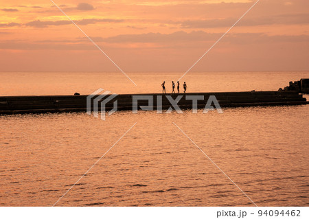 夕暮れの日本海　堤防の上の少年たち 94094462