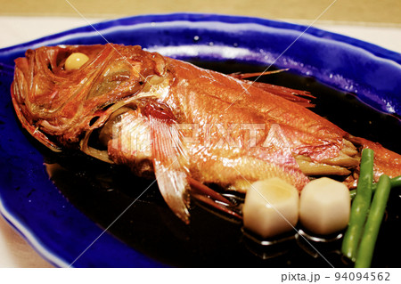 青いお皿に金目鯛の煮付けが美味しそう　和食　日本食 94094562