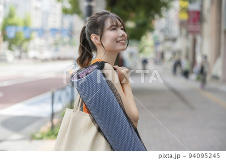 ヨガマットを持った若い女性 ヨガマットを持った若い女性 94095245