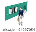 アート作品を見てる女性 94097054
