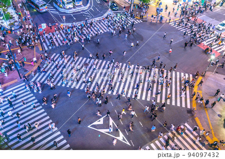 日本の東京都市景観 7週世界最多・死者数4週世界2番目。渋谷駅前は夜でもコロナ禍前の大人流＝9月9日 94097432