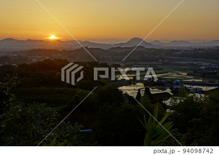 待ちわびた春の田舎の風景に朝日が浴びる頃 待ちわびた春の田舎の風景に朝日が浴びる頃 94098742