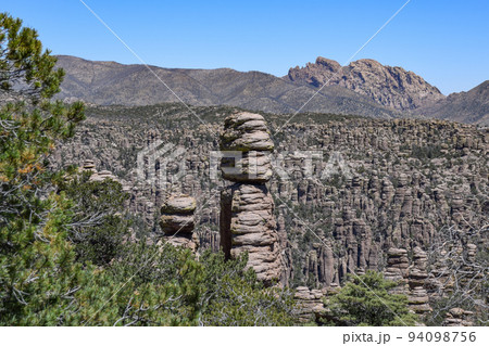 チリカワ国定公園のバランスロック（アリゾナ州、アメリカ） 94098756