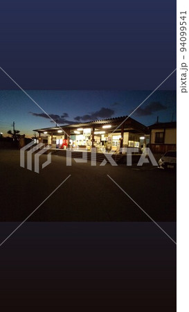 夕暮れ時の東行田駅 94099541