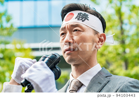 マイクを使って街頭で主張を訴える男性 94103443