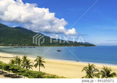 ベトナム・ダナン ミーケービーチとソンチャ山の景観 94105071