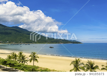 ベトナム・ダナン ミーケービーチとソンチャ山の景観 94105073