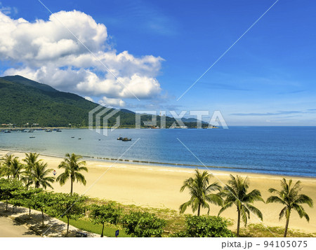 ベトナム・ダナン ミーケービーチとソンチャ山の景観 94105075