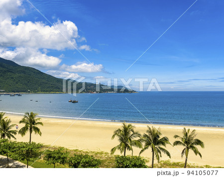 ベトナム・ダナン 青い海の広がるミーケービーチの景観 94105077