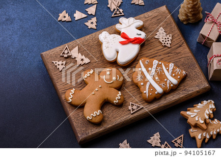 Delicious gingerbread cookies with honey, ginger and cinnamon 94105167