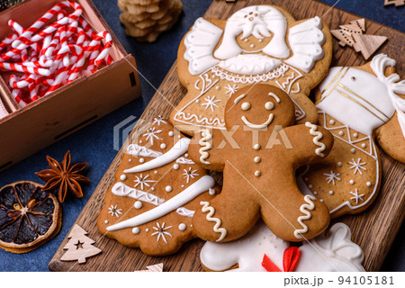 Delicious gingerbread cookies with honey, ginger and cinnamon 94105181
